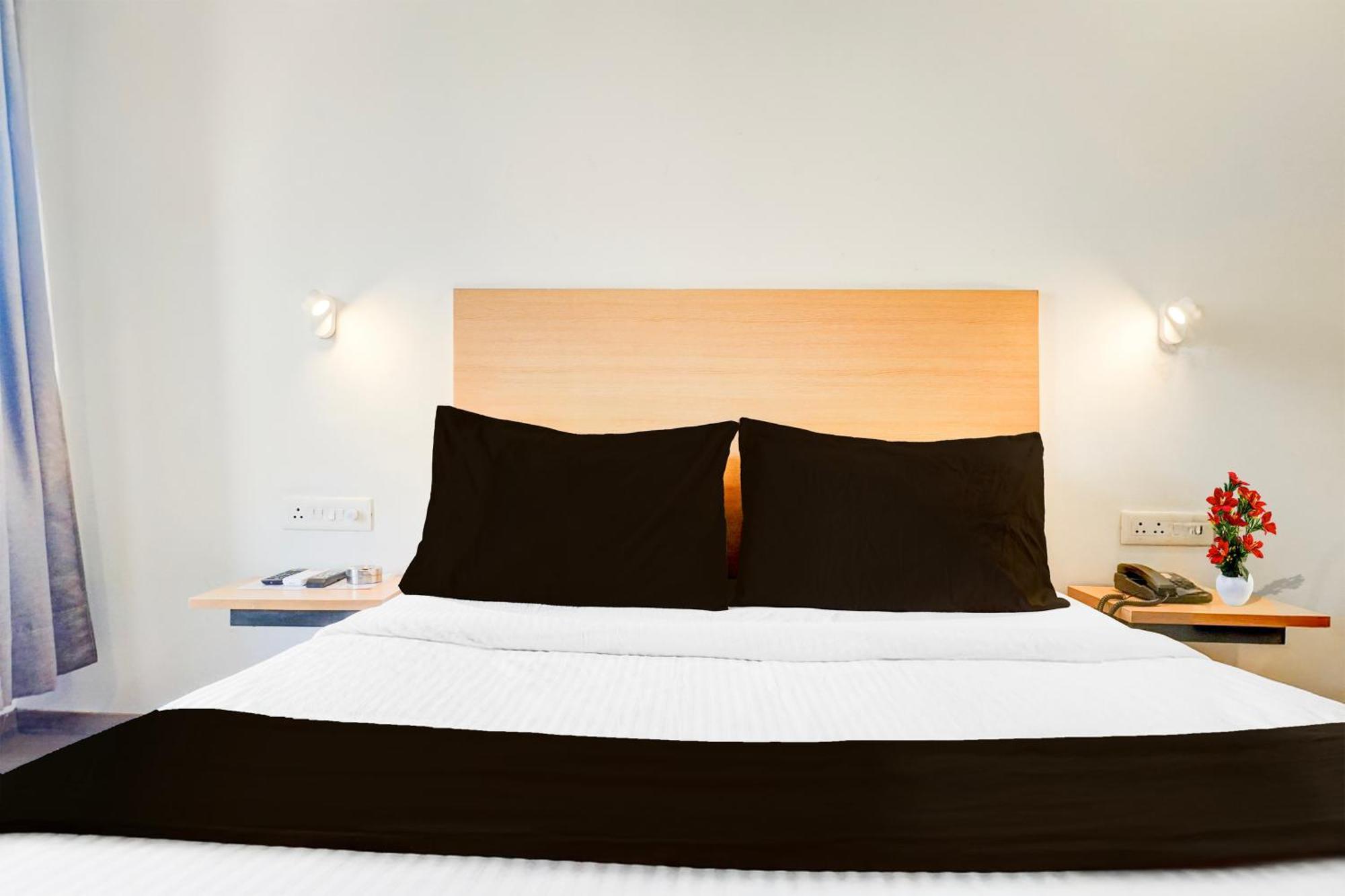Super Townhouse Mg Road Πούνε Εξωτερικό φωτογραφία